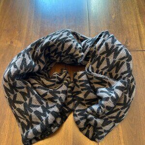 Stylish Black and Gray Patterned Scarf